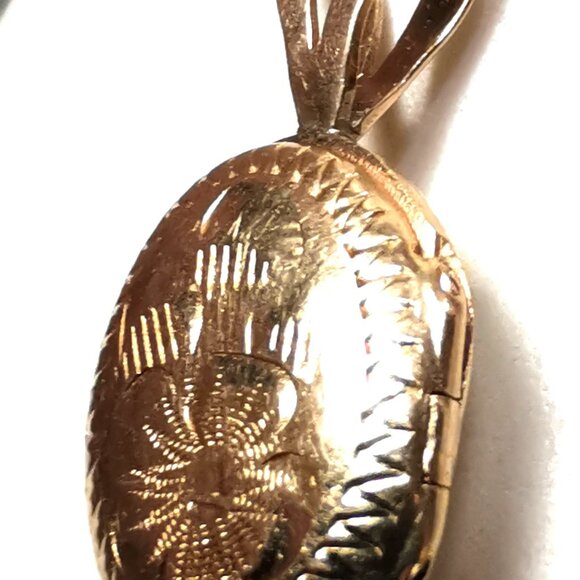 1985 14K Gold Oval Locket Pendant Diamond-Cut Floral TC Hallmark 2cm - Picture 13 of 15